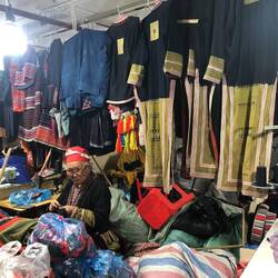 Profusion de tissus tissés et transformés.