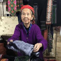 Dans la partie minorité du marché, le petite grand-mère avec laquelle Wani fera affaire.