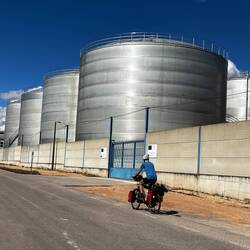 In einen Tank passen 2,8 Millionen Liter Wein. Stand drauf.