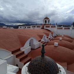 Am Dach der Kathedrale von Sucre