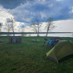 Mein Platz für die Nacht am kalten See.