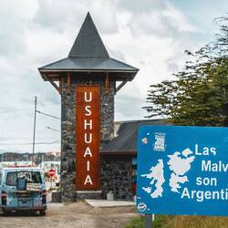 Überall gibt es Schilder mit der Aufschrift "die Falklandinseln gehören Argentinien"