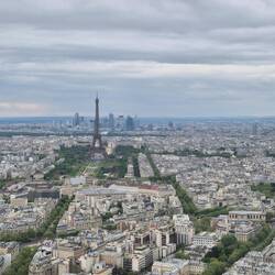 Der Eiffelturm, da hinter La Défense