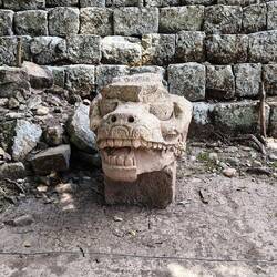 Er müsste wohl mal zum Zahnarzt.