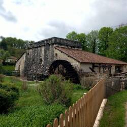 Une roue à aube sur une ancienne forge royale.