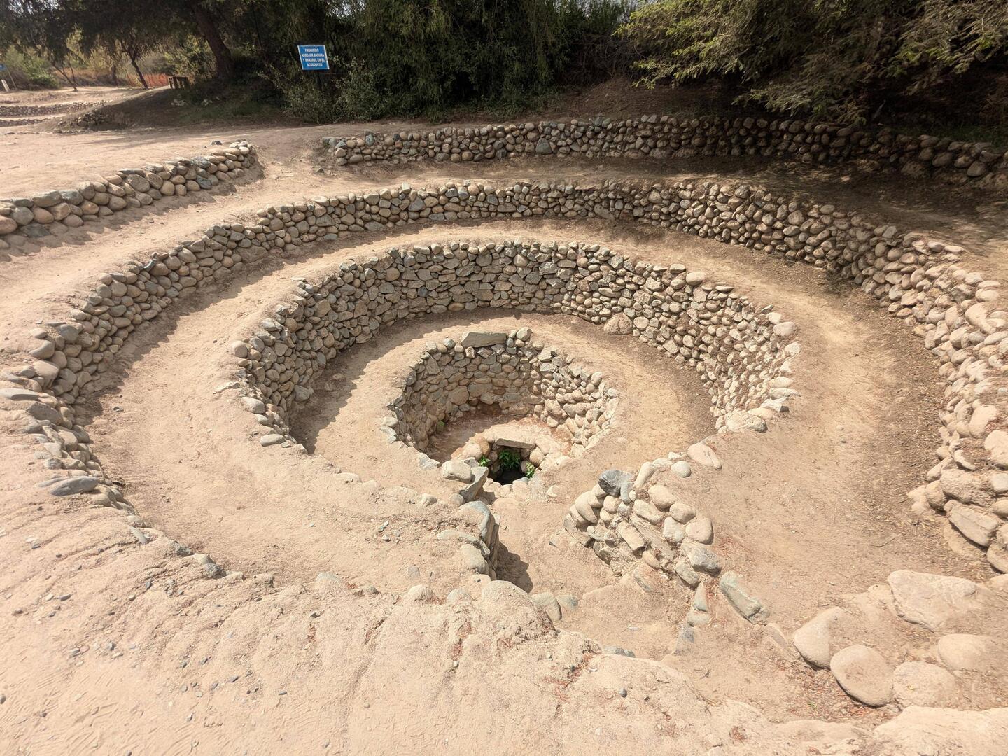 Hole to oxygenate the underground water