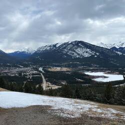 Der Blick hoch oben vom Berg auf das Tal