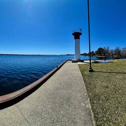 Il manque le bar à huîtres.