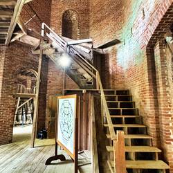 Noch immer stehen die Behelfstreppen der Handwerker von 1861