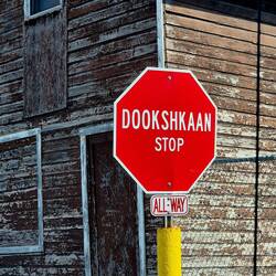 Un panneau stop dans une nouvelle langue ! 🤩