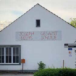 Da war doch was...Ja, Joseph Beuys ist in Krefeld geboren, aber hier in Kleve aufgewachsen