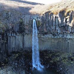 La cascata Svartifoss al parco di Skaftafell