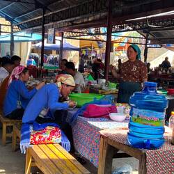 Hésiter à manger dans cette cantine.