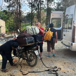 Être soulagée de ne pas porter sa valise jusqu'au gîte en haut du village