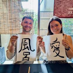 Flo heißt übrigens auf Japanisch Bus... das hat Flo auf seinen Zettel geschrieben 🤓