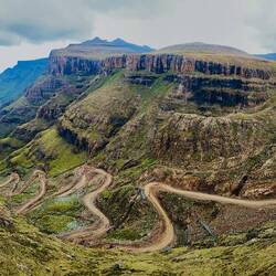 Sani Pass in fast voller Länge von der Passhöhe aus