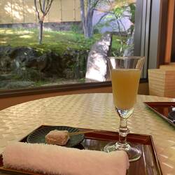 Willkommensdrink im Onsen. Ganz starke White-Lotus Vibes hier 🪷