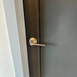 Bed/Bath door knobs x 3