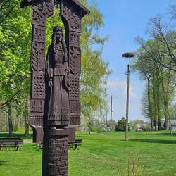 In vielen Orten stehen geschnitzte Objekte.