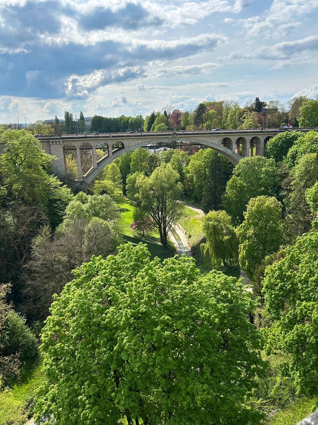 Pont d'Adolphe over de vallei van Pétrusse