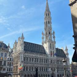 Asymmetrisches Rathaus