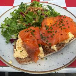 Rührei mit Lachs auf Sauerteigbrot