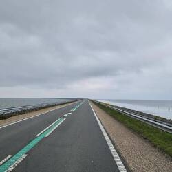 Der Damm zwischen dem Markenmeer links und dem Ejiselmeer rechts