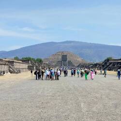Calzada de los Muertos und Pirámide de la Luna