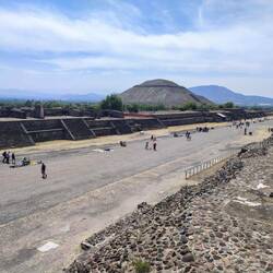 Calzada de los Muertos und Pirámide del Sol