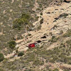 Das erste Autowrack, das den Abhang heruntergeflogen ist.