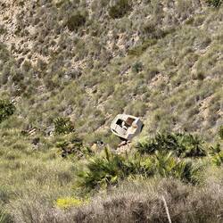 Und hier ein Autowrack mit Boot.