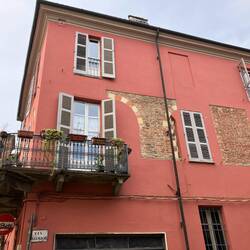 A de Fassade immer wieder Reste vo zugmuurete Fänschter z'gseh