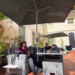 Auf der Appartement Terrasse lesen, bis das Taxi kommt