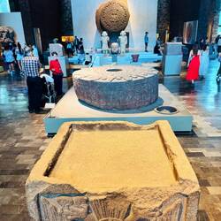 Der größte "Kalenderstein" der Sonne im Vordergrund die reliefierte Steinscheibe des Moctezuma