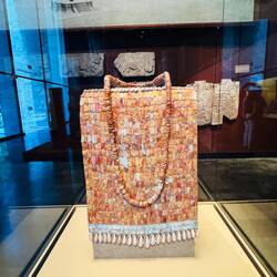 Feinste Handarbeit aus Muscheln