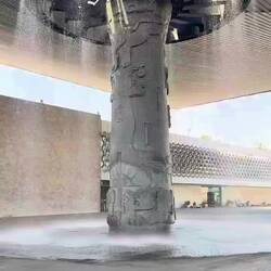 Der Regenschirm als 10m hoher Wasservorhang