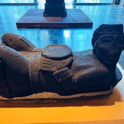 Ein Chac-mool, ein Tempelwächter auf derem Bauch ein Opferstein für Opfergaben liegt