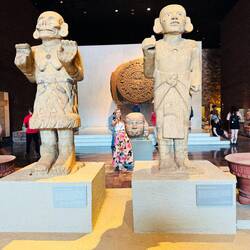 Die Göttin der Fruchtbarkeit im Schlangenrock und die aztekische Gottheit des Krieges