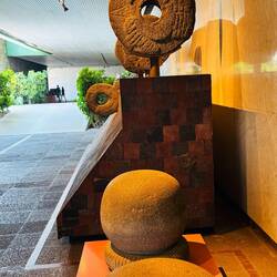 Hier liegen die "Bälle" die durch die obigen Ringe mit der Hüfte gespielt wurden