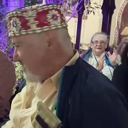 Fun at dinner 😅It's harder than it looks .