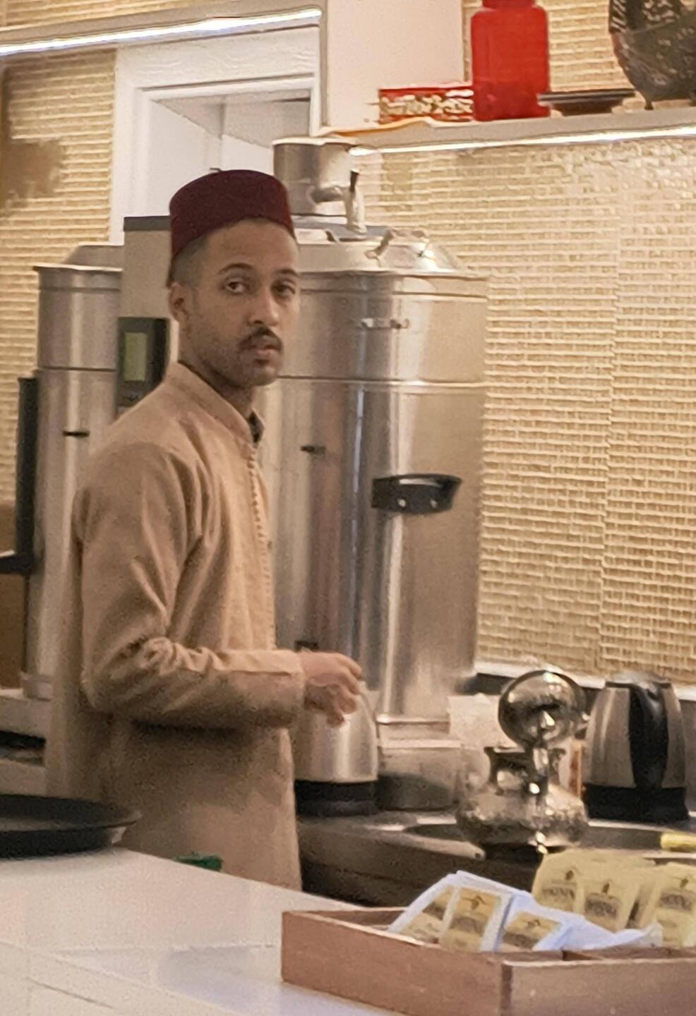 1 caffe latte, please.