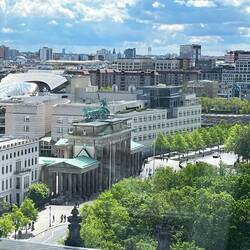 Brandenburger Tor (Gate), with the US embassy behind and the memorial to the murdered Jews of Europe