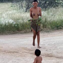 ...das Baby ließ seine Körperflüssigkeiten fahren. Die Mama nahm einfach Gras und wischte alles ab.