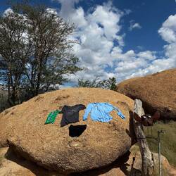 ...staubige Pisten machen staubige Kleidung. Waschen und Trocknen african style...
