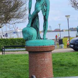 Bronze statue Efter Badet (After the Bath) near Mermaid