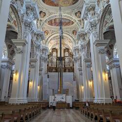 Mit einem riesigen Kran in der Mitte