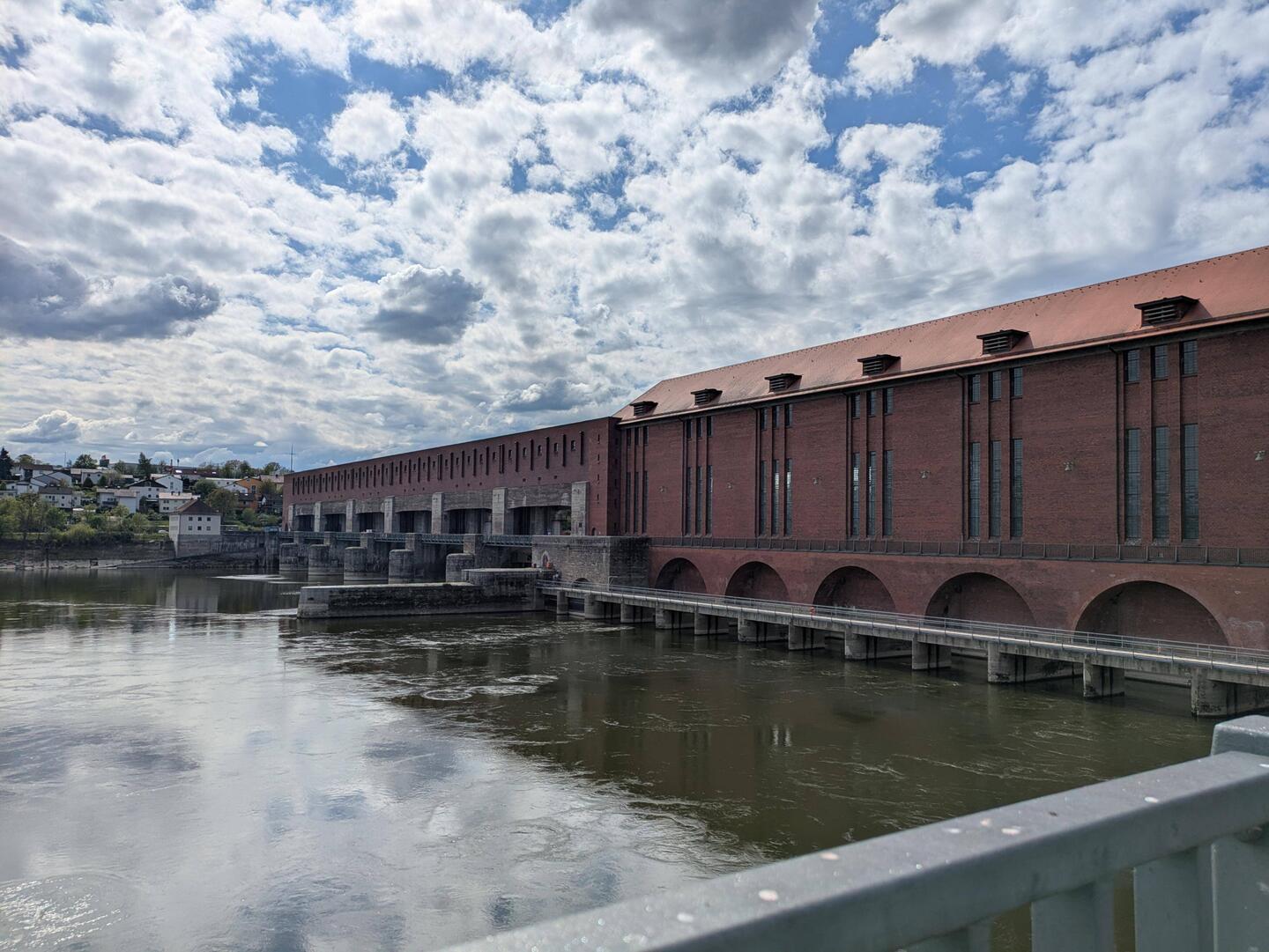 Kraftwerk und Schleuse, über die man fährt