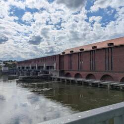 Kraftwerk und Schleuse, über die man fährt