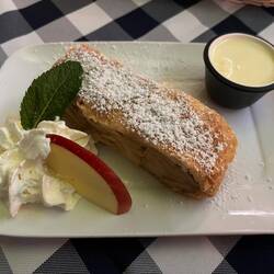 Apfelstrudel mit Vanillesoße