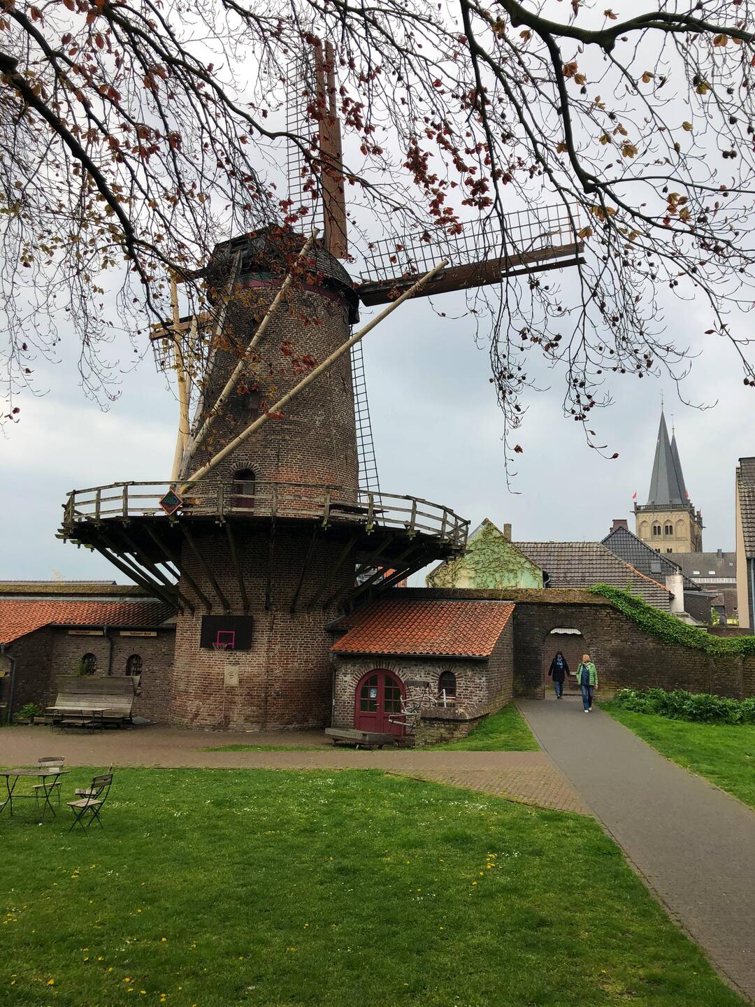 Kriemhildmühle mit dem Mikro- Bioladen innen, dahinter der St. Norbert- Dom